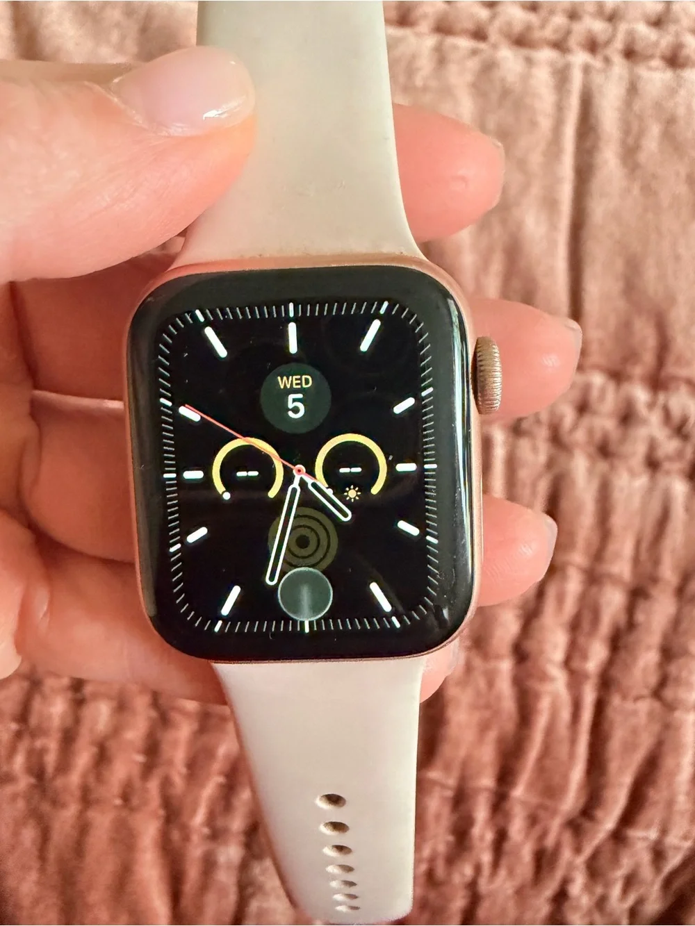 Apple iWatch Series 6 - Gold Aluminum Case - Pink Sports Band 40mm